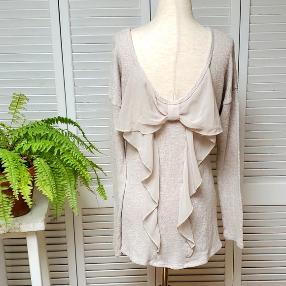 Moa Moa Size M Lightweight Long Sleeve Pullover Knit Top w/ Ruffle Back. - Picture 1 of 4